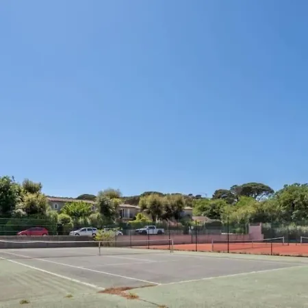 Standing A L'entree De St-tropez